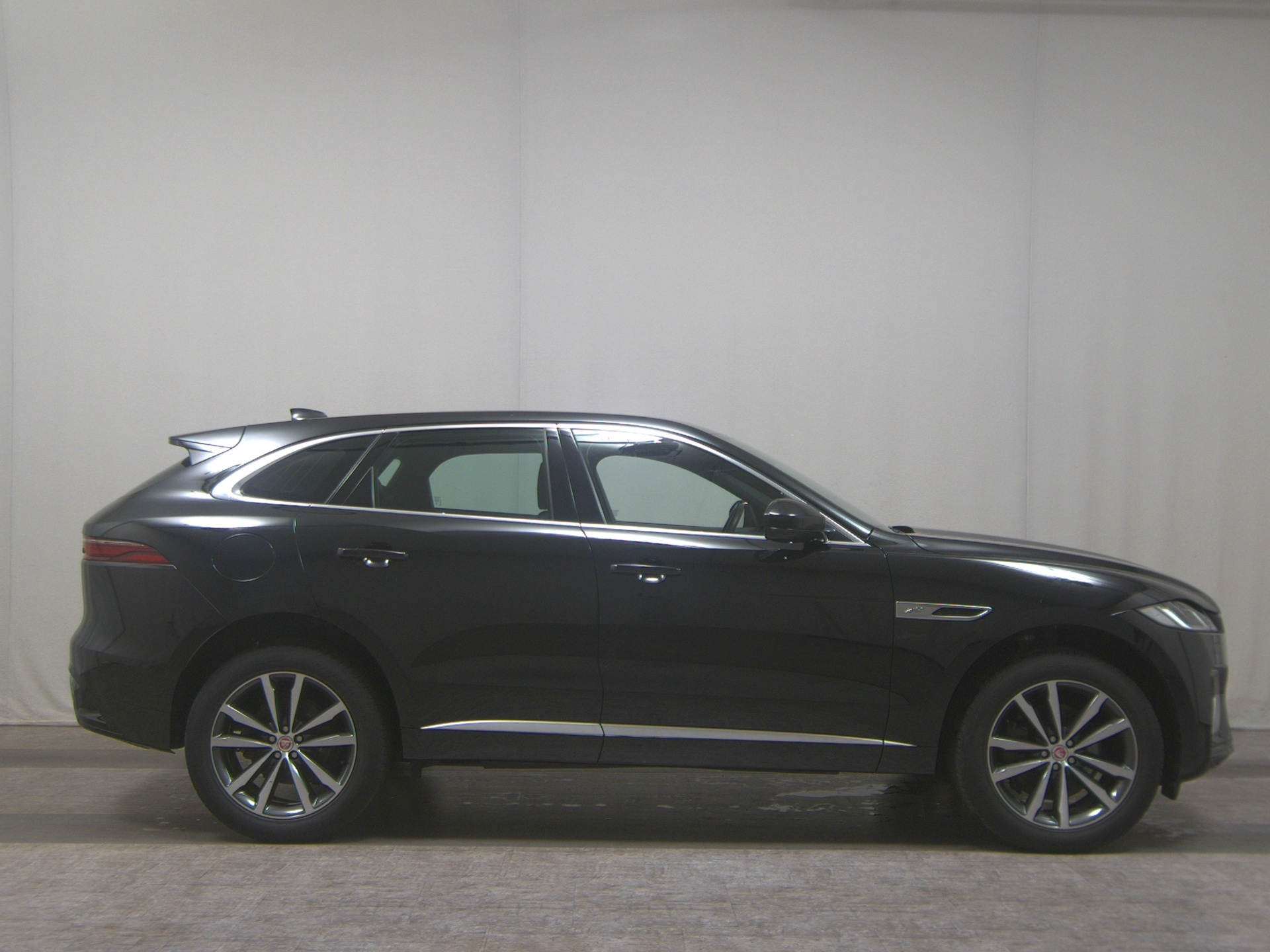 Jaguar F-Pace D 200 AWD R-Dynamic Navigation LED Leder Rear-view camera – 1